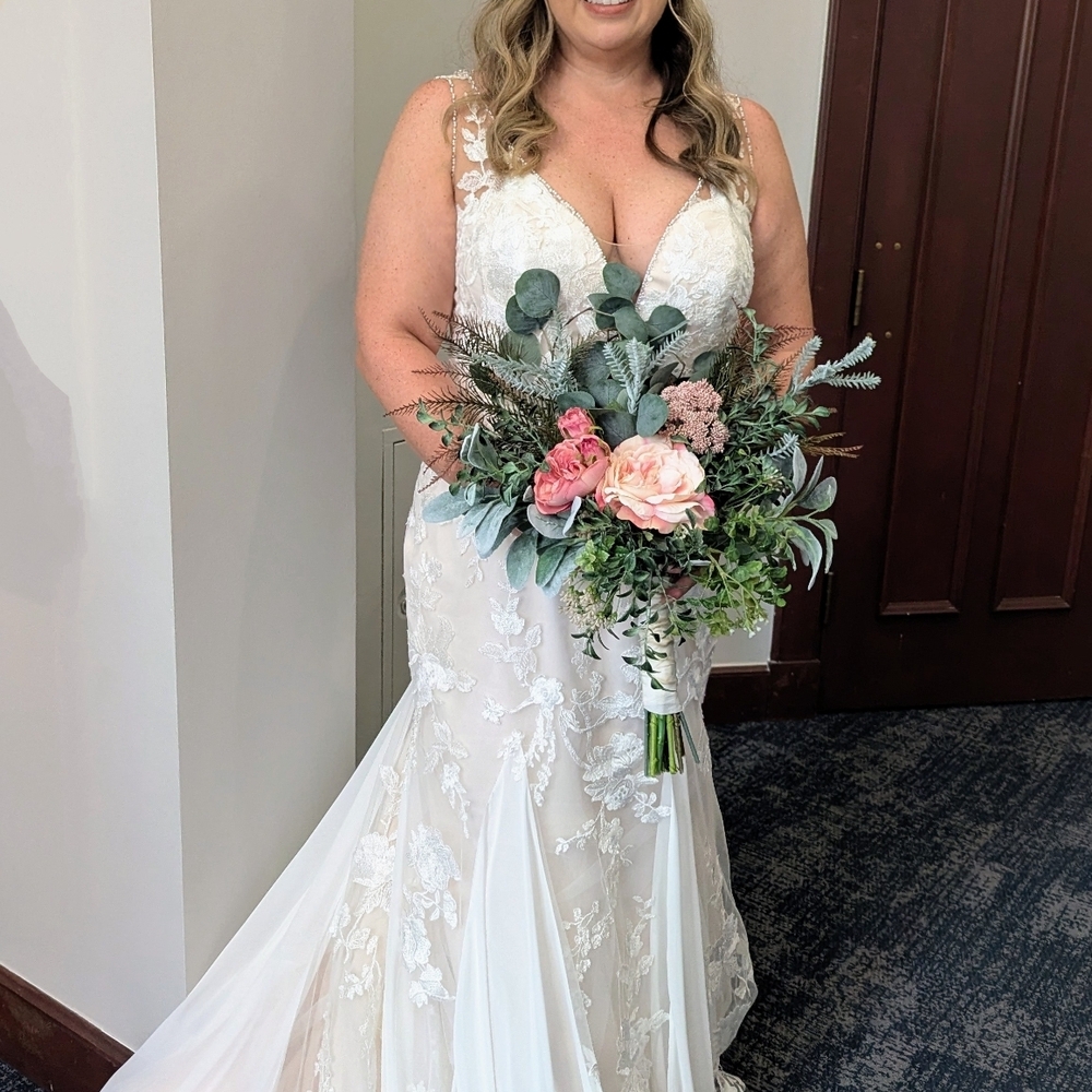 Elegant White Lace Wedding Dress